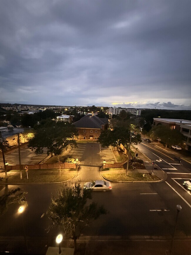 Foto del edificio - 215 W College Ave