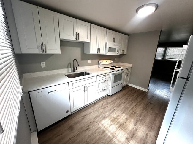 Building Photo - 9 Emerald Dr