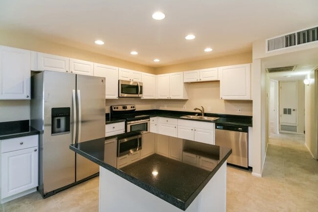 Foto del edificio - 21824 Torrence Chapel Rd