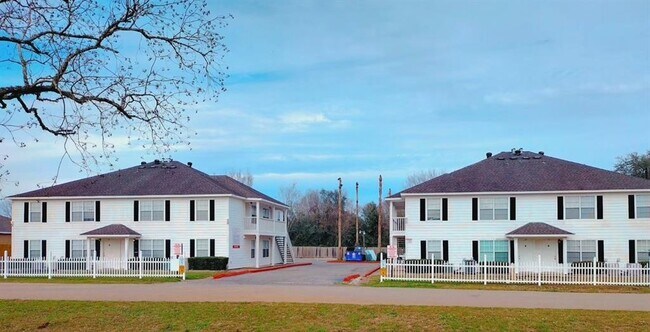 Building Photo - 512 Hollyhock st