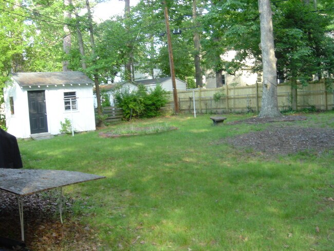 Building Photo - 1011 Willow Lawn Dr