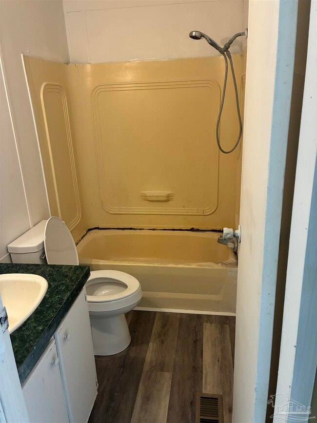 Foto del edificio - 5675 Saufley Field Rd