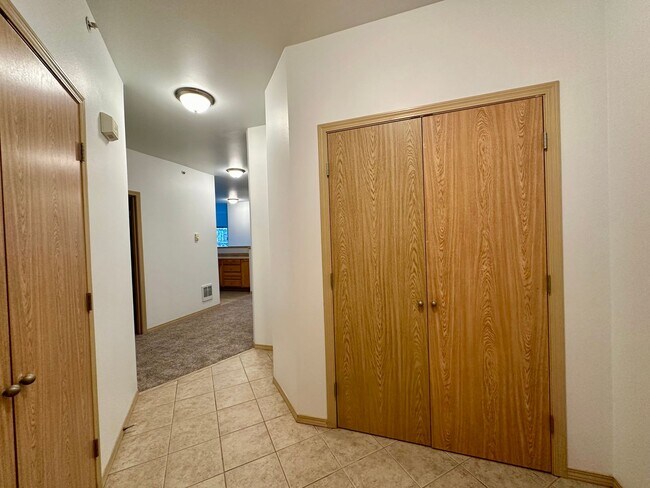 Foto del edificio - Spacious Condo near WCC - 500 Darby Dr. #315