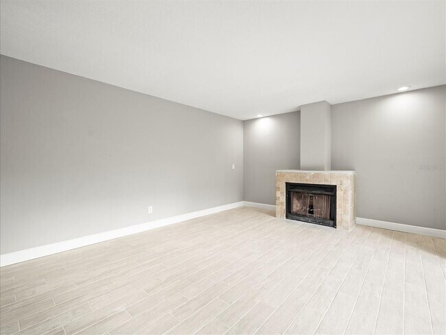 Building Photo - 15407 W Pond Woods Dr