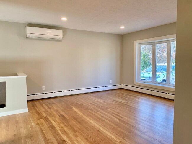 Building Photo - 459 Youville St
