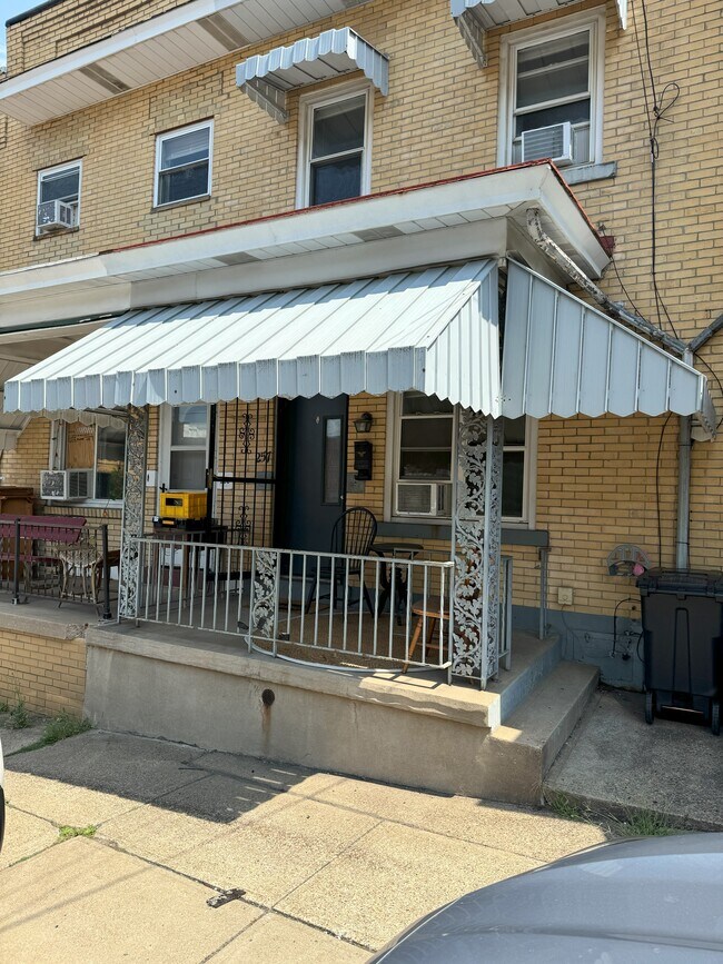 Porche delantero - 257 42nd St