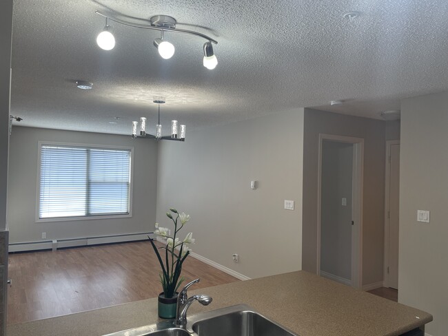 Building Photo - 105 Ambleside Dr SW
