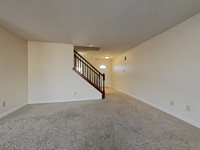 Foto del edificio - 3 bed 2.5 bath with fenced in backyard!