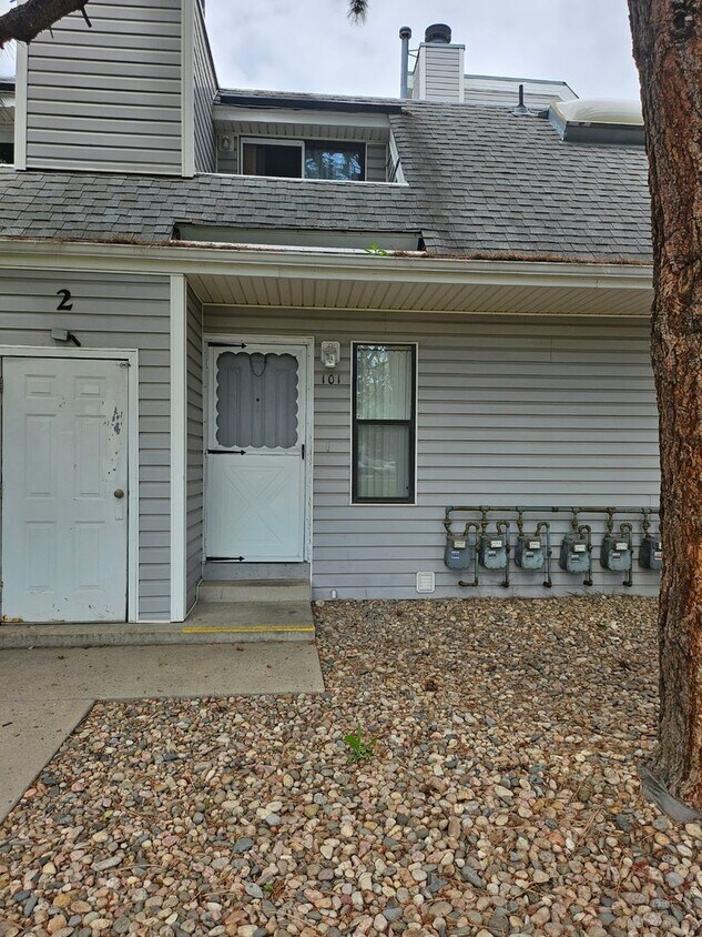 Foto principal - AVAILABLE NOW! Ground floor condo, feels l...