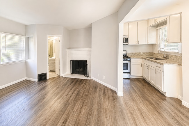 Building Photo - 1813 W Victory Blvd