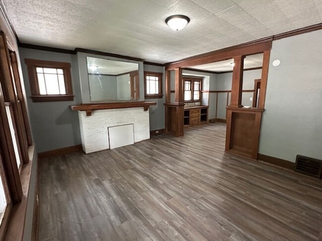 Building Photo - Section 8 Vouchers accepted for 2 Bedroom ...