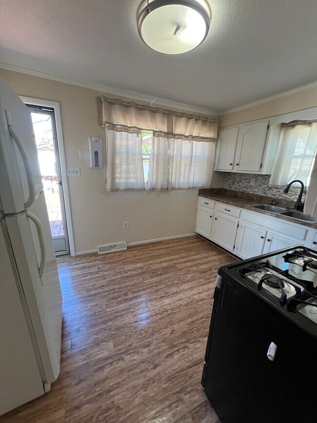 Foto del edificio - Coming Soon! Northend Spacious 3 bedroom 1...