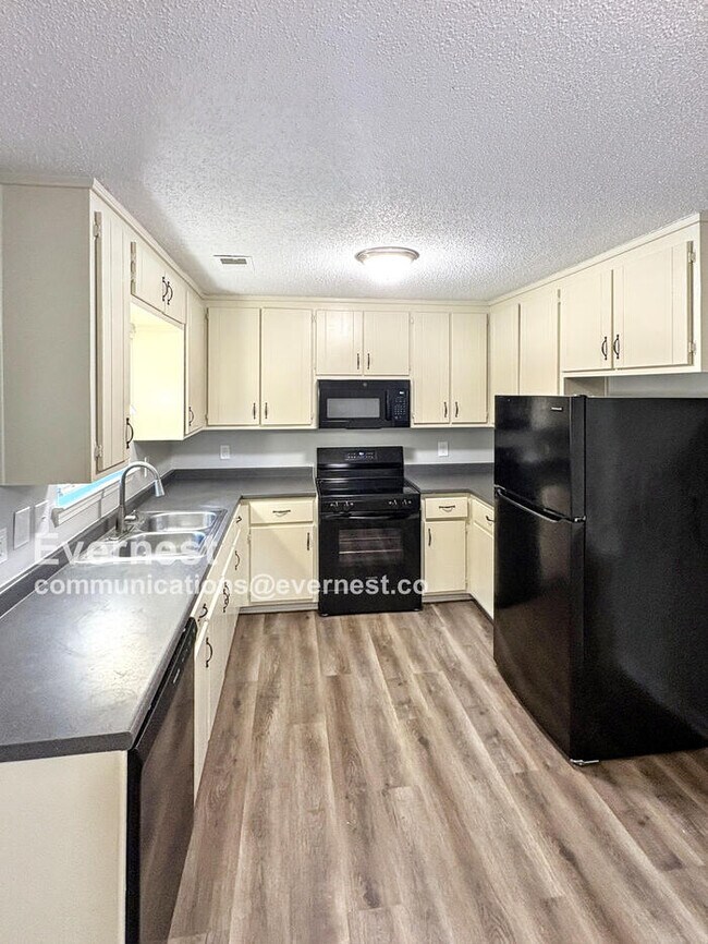 Building Photo - 204 Sherwood Loop