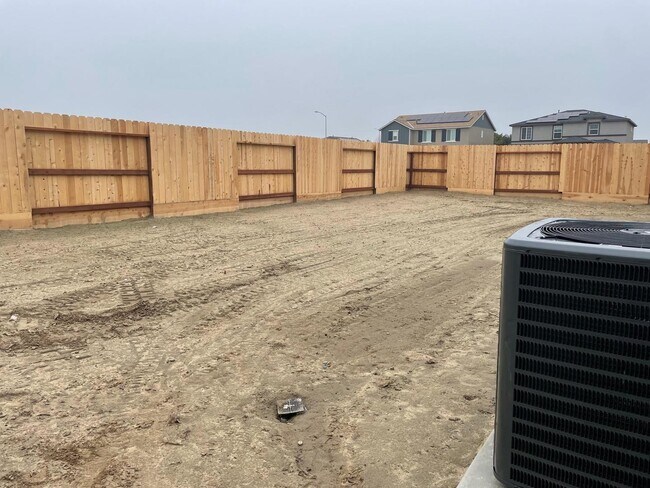 Foto del edificio - 1342 W Ryan Ave