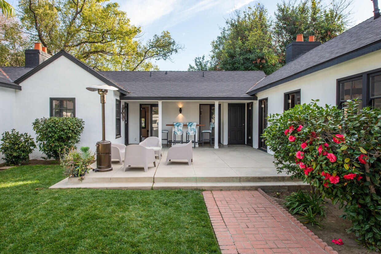 Foto principal - 4742 Saint Clair Ave