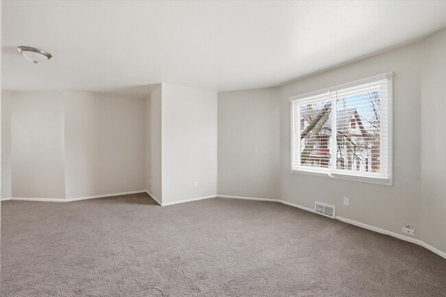 Living room - 101 W Meinecke Ave