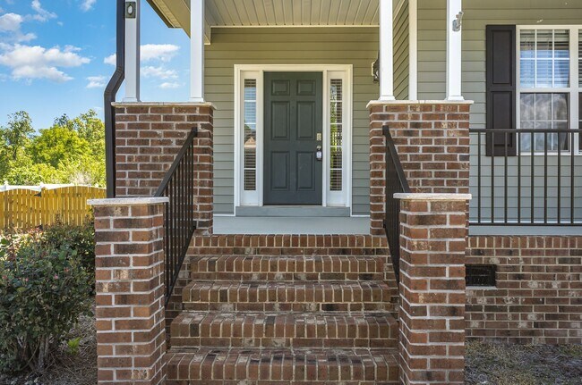 Building Photo - Beautiful 3 Bedroom 2.5 Bathroom Home with...