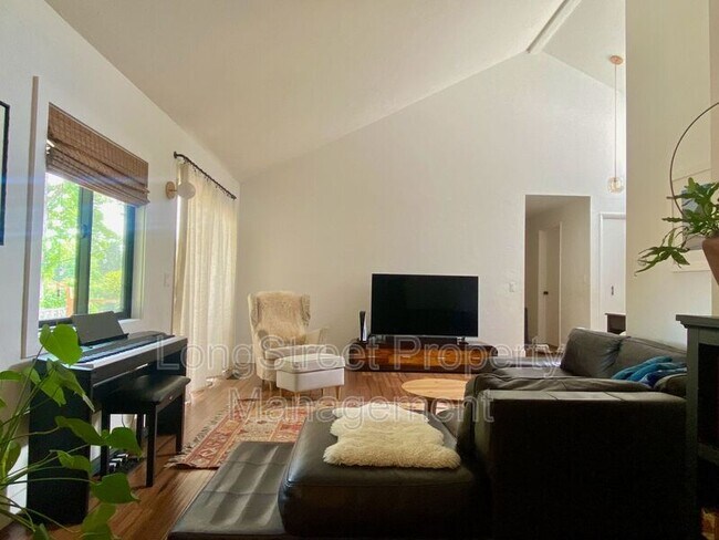 Foto del edificio - 1011 NW Fernwood Pl