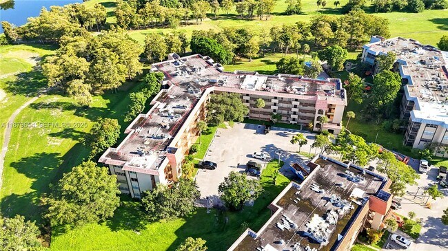 Foto del edificio - 6301 N Falls Cir Dr