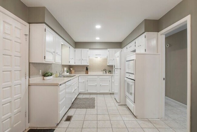 Building Photo - Traveler's Delight! Southern Hills/ORU/Riv...