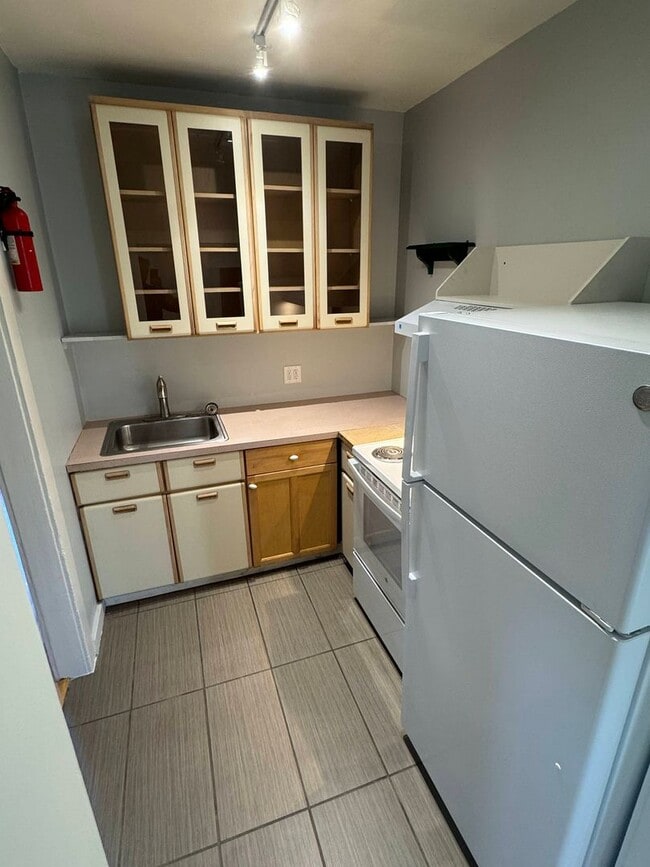 Building Photo - 1 Bedroom Near Campus