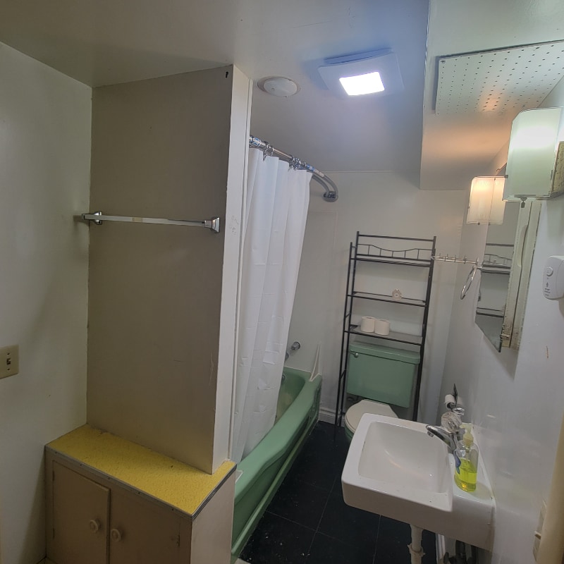 Building Photo - 638 W Madrone St