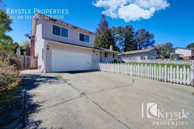 Building Photo - Wonderfully spacious home with incredible,...