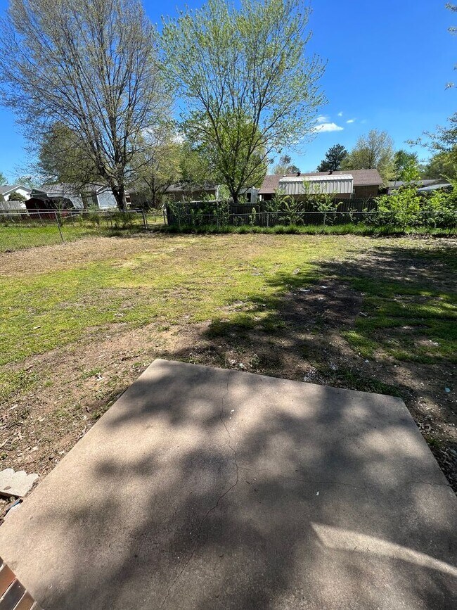 Building Photo - Nice 3 Bed 1.5 Bath House with 1 Car Garag...