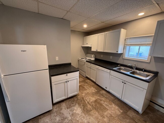 Building Photo - 4 Bed 2 Bath Home