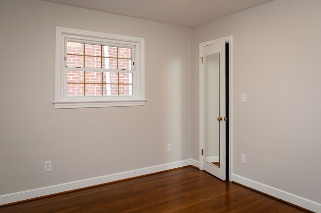 Building Photo - New Listing!