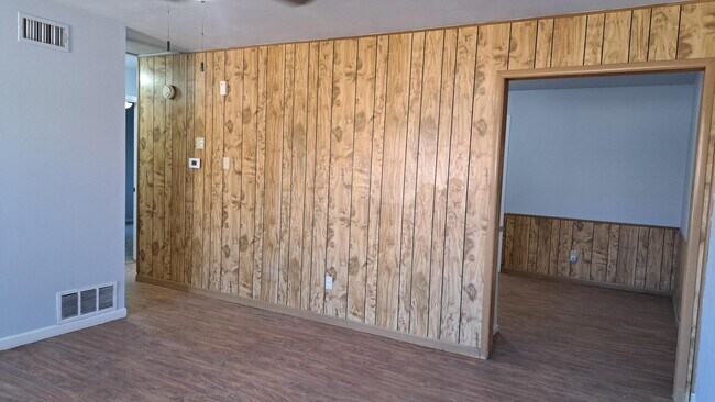 Foto del edificio - 3404 Elkhart Ave