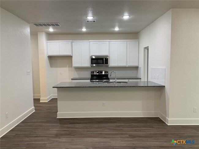 Foto del edificio - 1858 Royal Loop