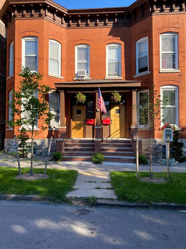 Building Photo - 208 Ash St