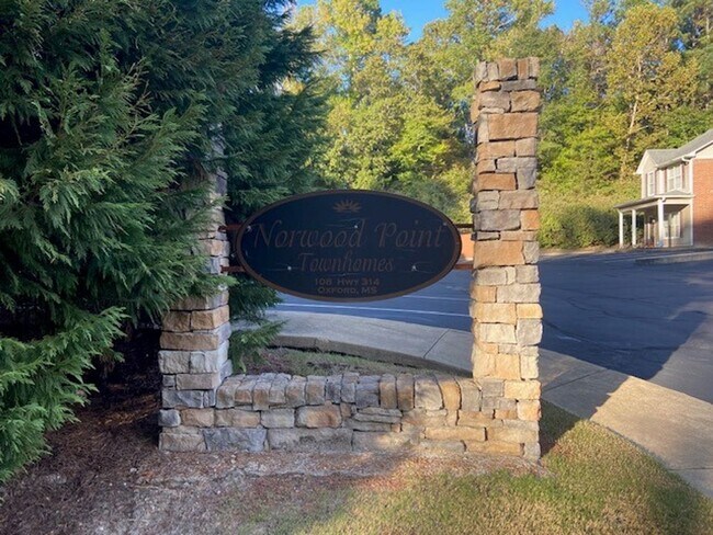 Foto del edificio - 1143 College Hill Rd