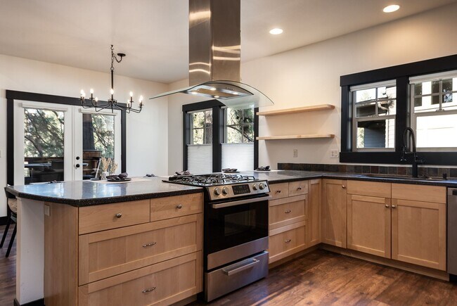Foto del edificio - Furnished Northwest Crossing Craftsman in Quiet Cul-de-Sac