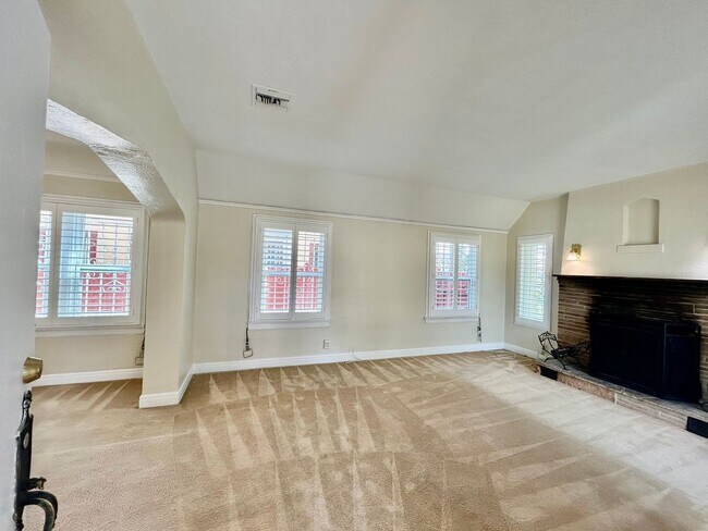Foto del edificio - Charming 2-Bedroom Home in Prime Los Angel...