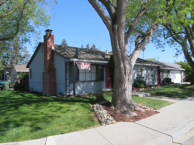 Building Photo - 3 bed / 2 bath with beautiful hardwood flo...