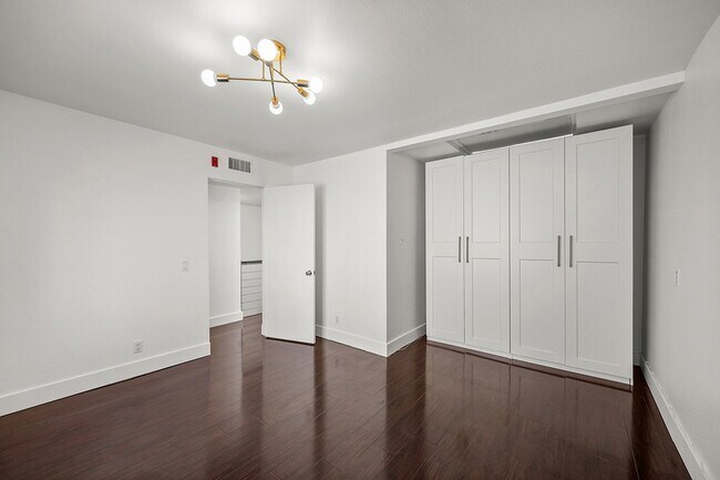 Foto del edificio - Modern 3 Bedroom Townhouse with Prime Location on Kettner Boulevard in San Diego