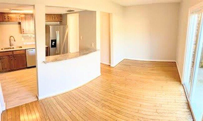 Foto del edificio - 3 Bedroom Townhome- Convenient Location!