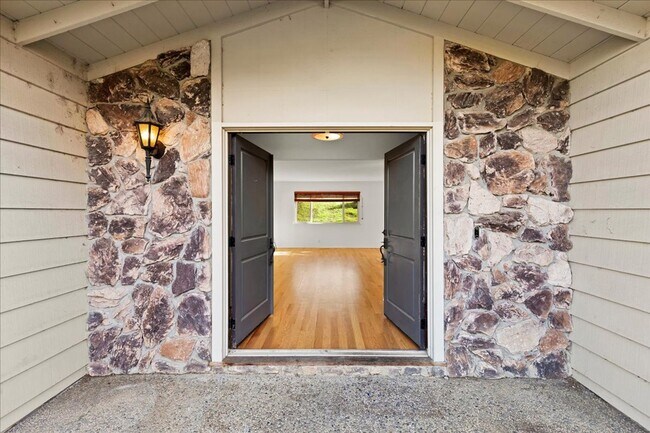 Foto del edificio - Beautiful remodeled 3 Bed 2 Bath home in Los Altos Hills