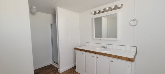 Building Photo - Ready to move in