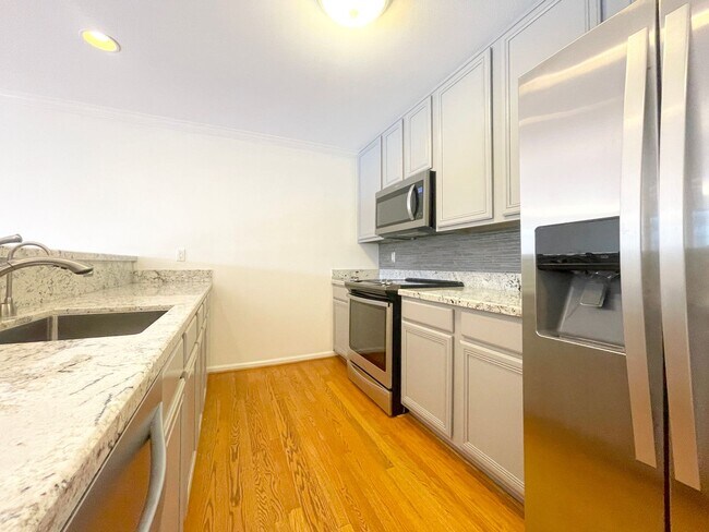 Building Photo - Twin Peaks: Spacious 1 Bed 1 Bath with Gar...