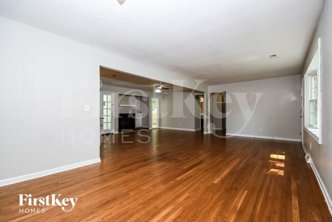 Building Photo - 2080 Bishop Dr