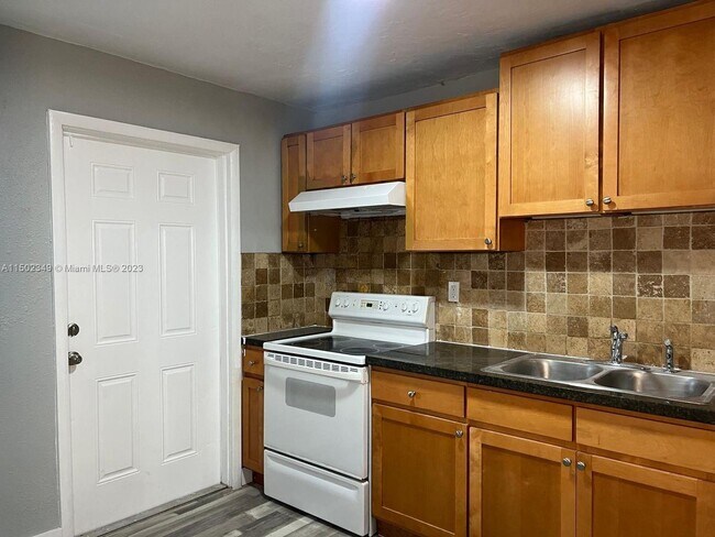 Building Photo - 1532 SW 5th Pl