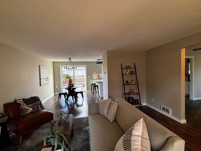 Foto del edificio - 4 bed 3 bath, Bonus room, Rv parking, Fenc...