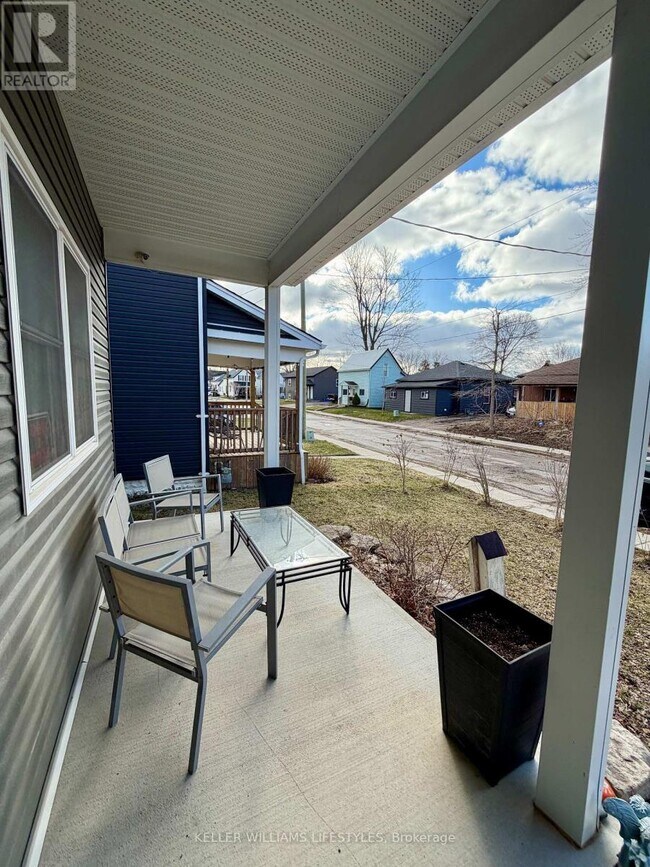 Building Photo - 13 Meda St