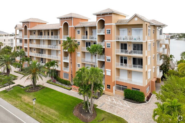 9485-9486 Gulf Shore Dr. Nápoles, FL 34108-2074 - Sunset Bay