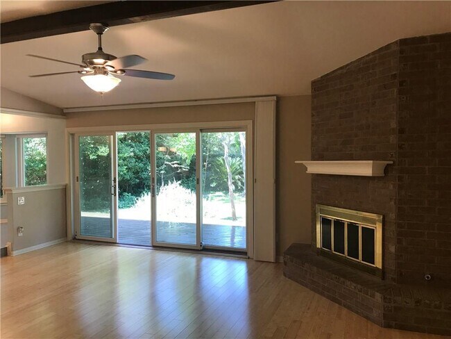 Foto del edificio - 5510 Camp Fire Trail