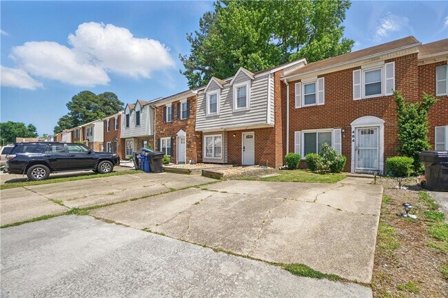 Building Photo - Stylish Townhouse in Prime VA Beach Location!