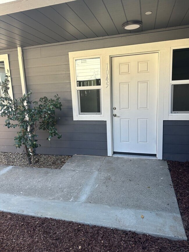 Building Photo - Come check out this newly renovated 2 bedr...